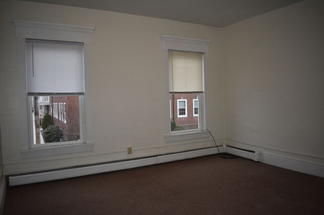 726 Church St - Photo 5 of 8