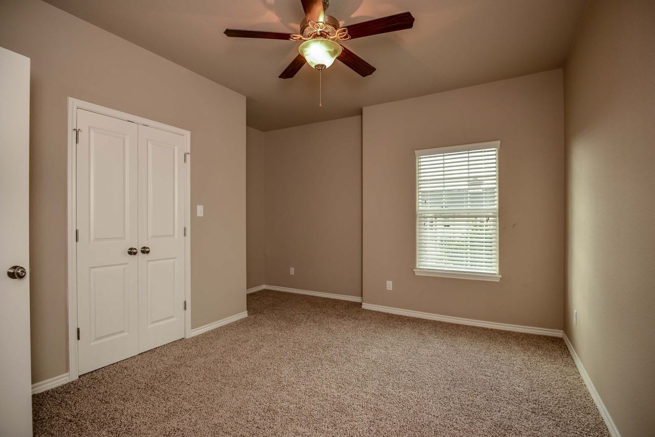 400 Kate Ln - Photo 5 of 22