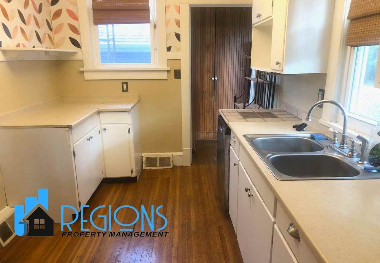 501 E Locust St - Photo 4 of 18