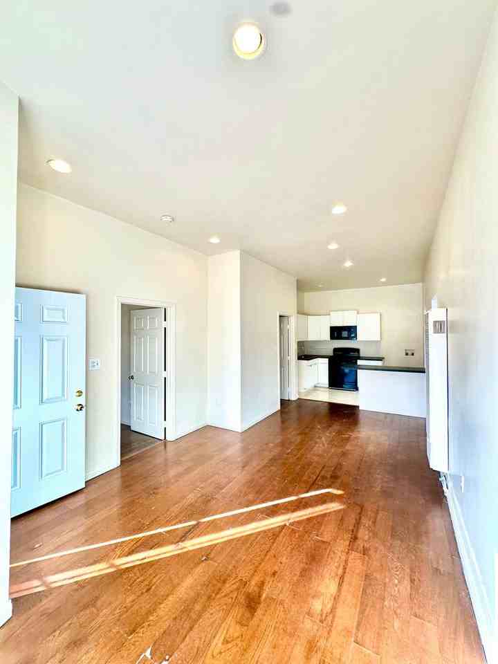 225 E Eagle St - Photo 2 of 10