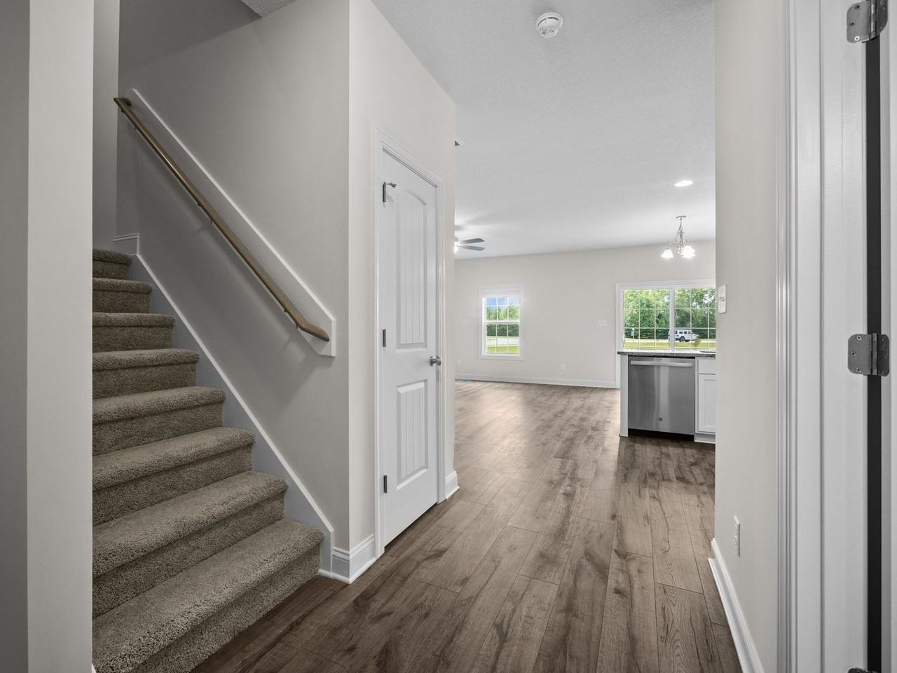 207 Verrazzano Ln - Photo 2 of 30