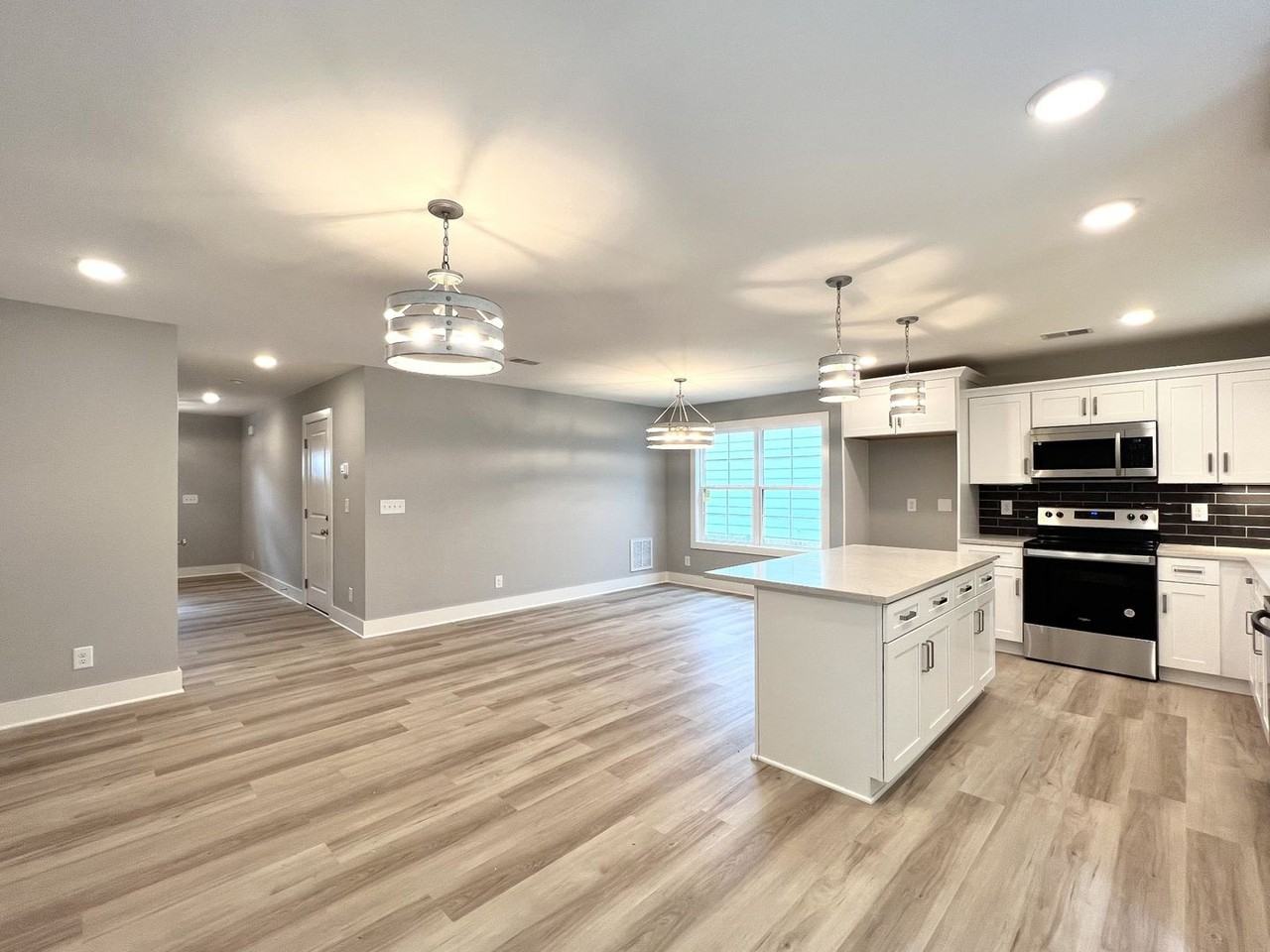 721 Hollie Way - Photo 3 of 18