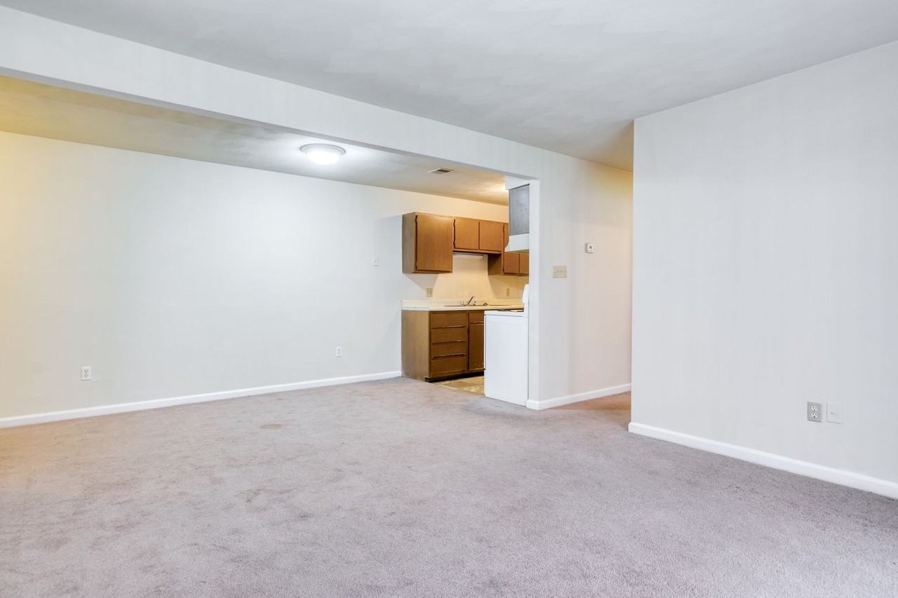 909 Montgomery St #B - Photo 3 of 9