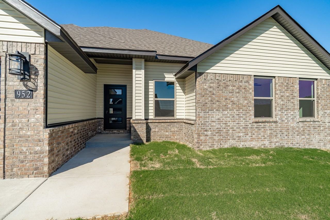 952 Petit Jean St - Photo 2 of 23