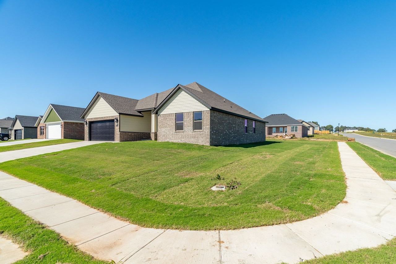 952 Petit Jean St - Photo 3 of 23