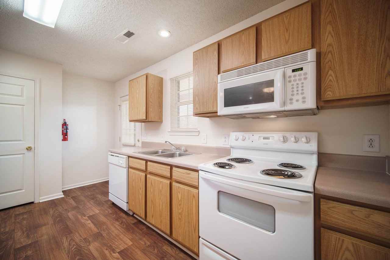 17960 Arrowhead Dr - Photo 3 of 20