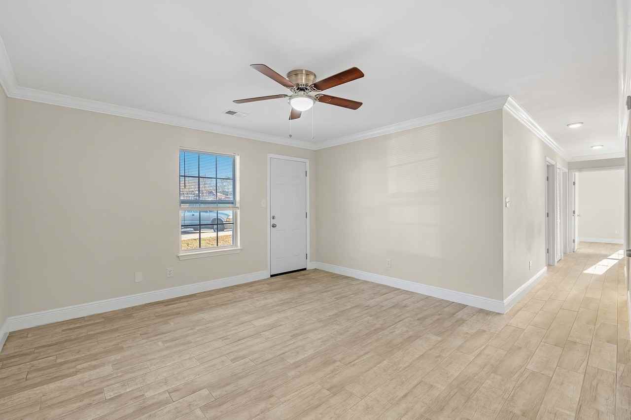 22615 Mattingly St - Photo 3 of 32