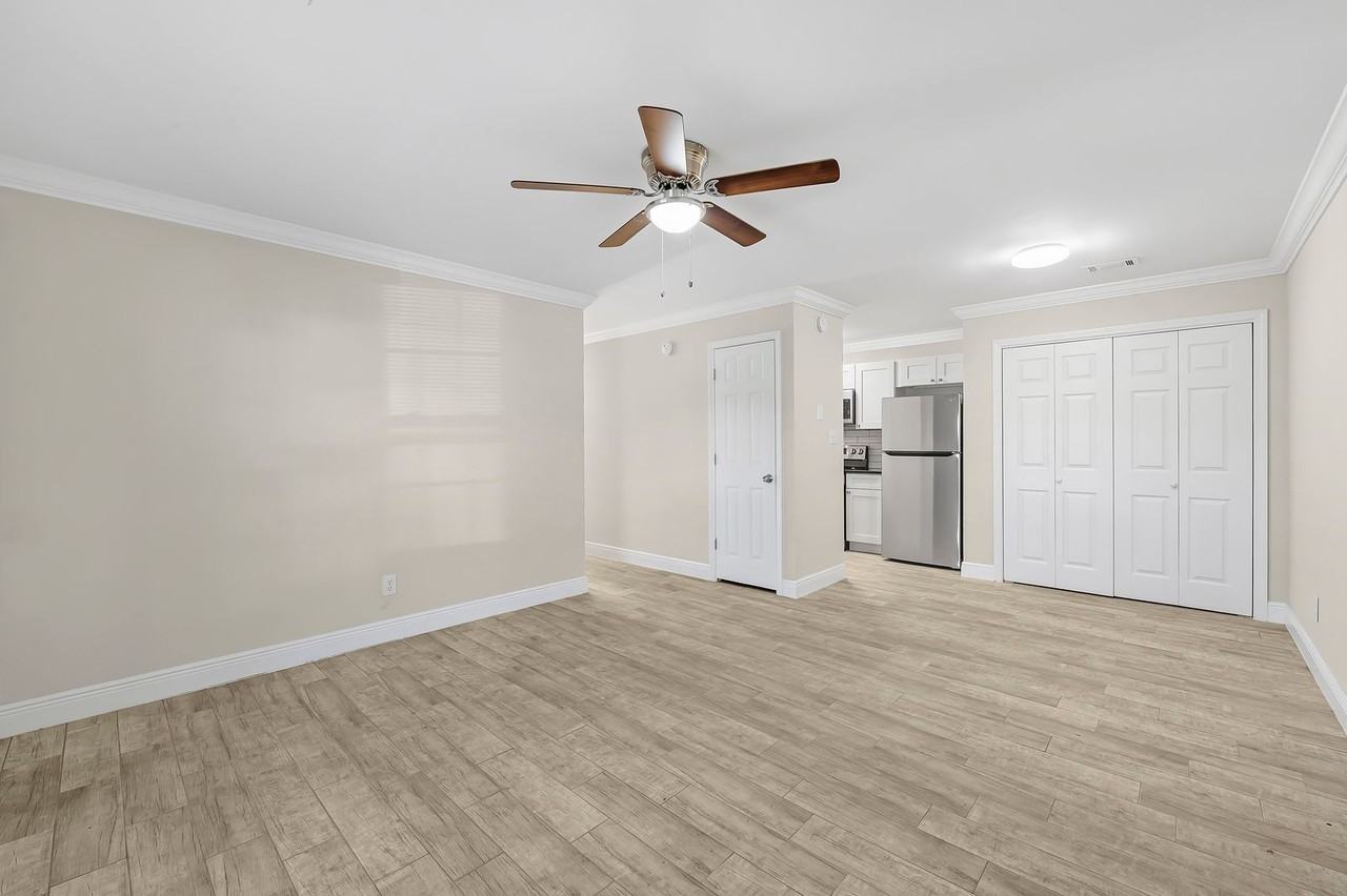 22615 Mattingly St - Photo 4 of 32