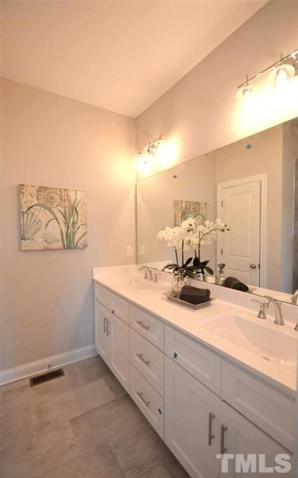 118 Philips Sq - Photo 4 of 44