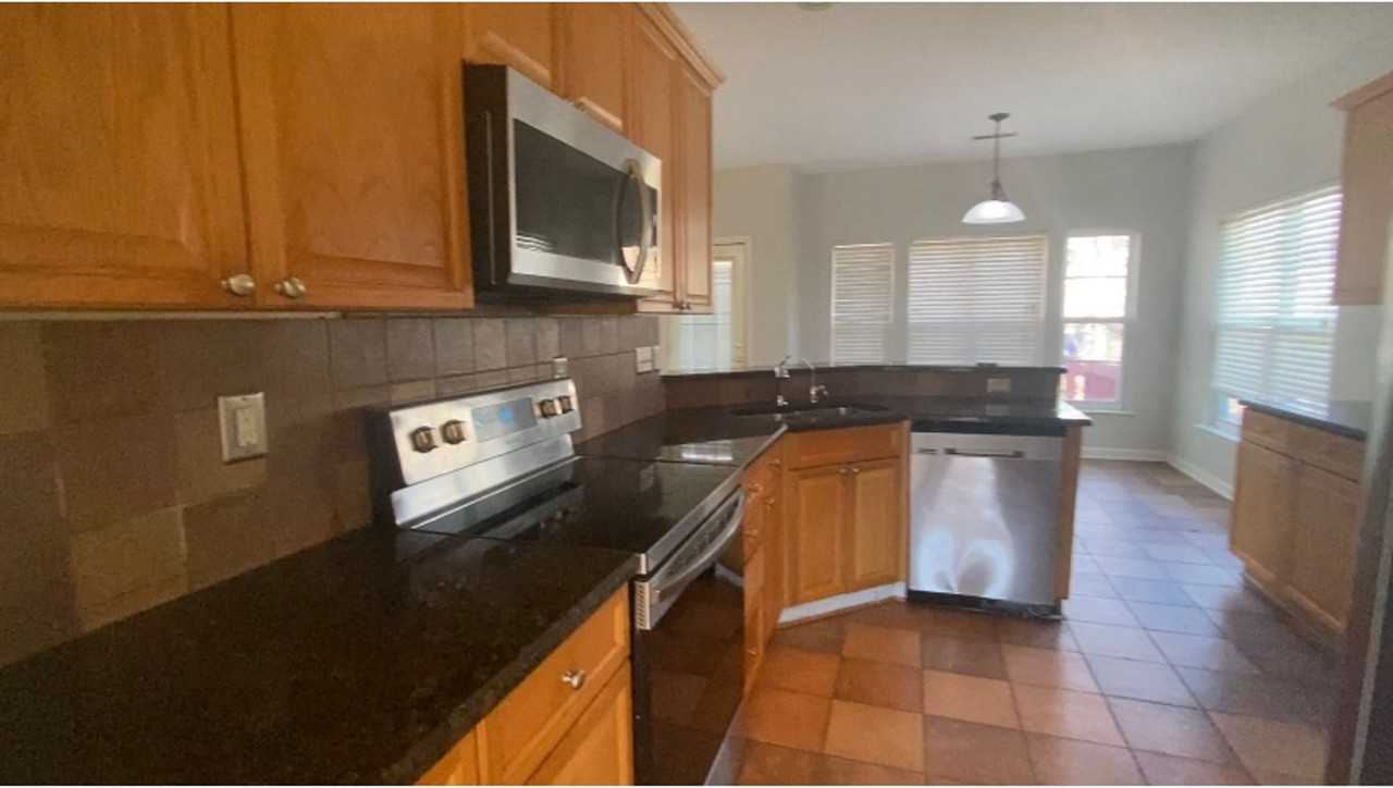 12129 Hampton Place Dr - Photo 5 of 26