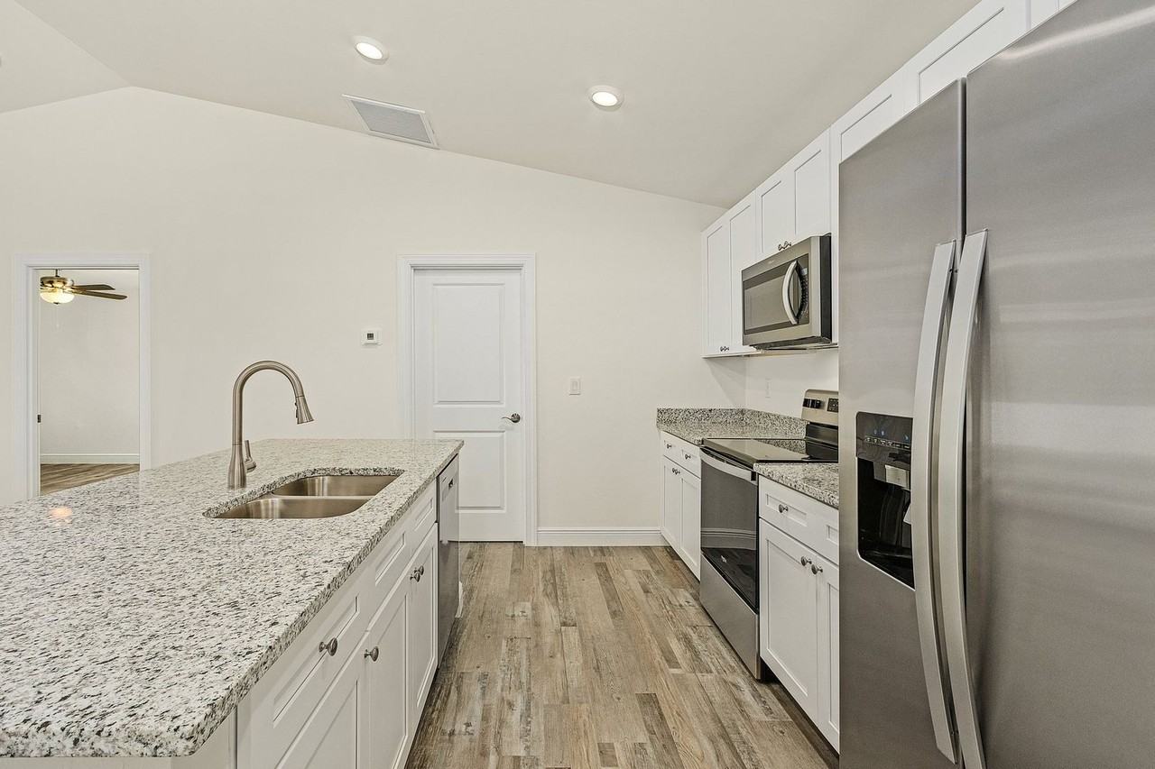 1205 Ne 4th Pl - Photo 4 of 19