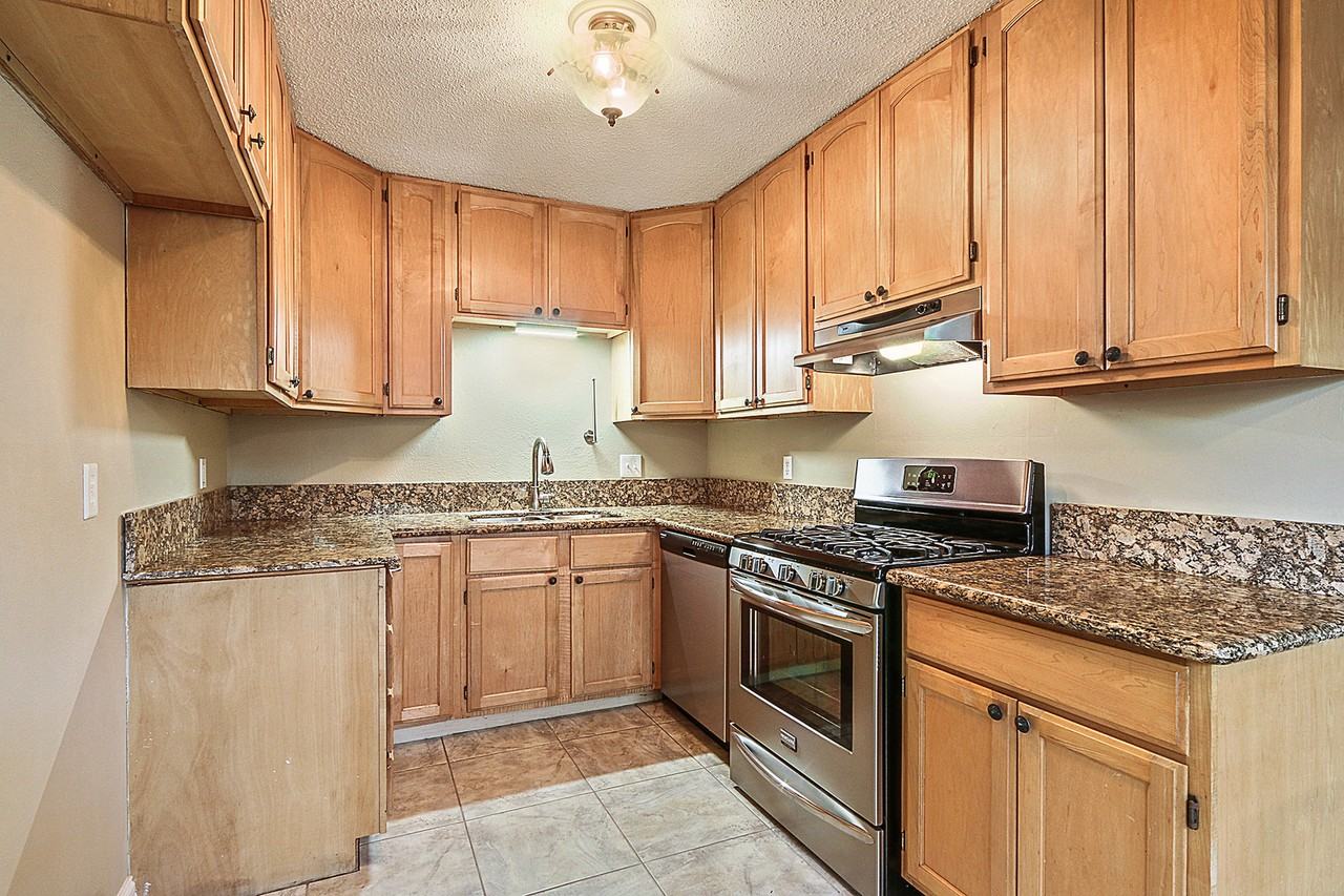 1915 S Jahncke Ave - Photo 4 of 11
