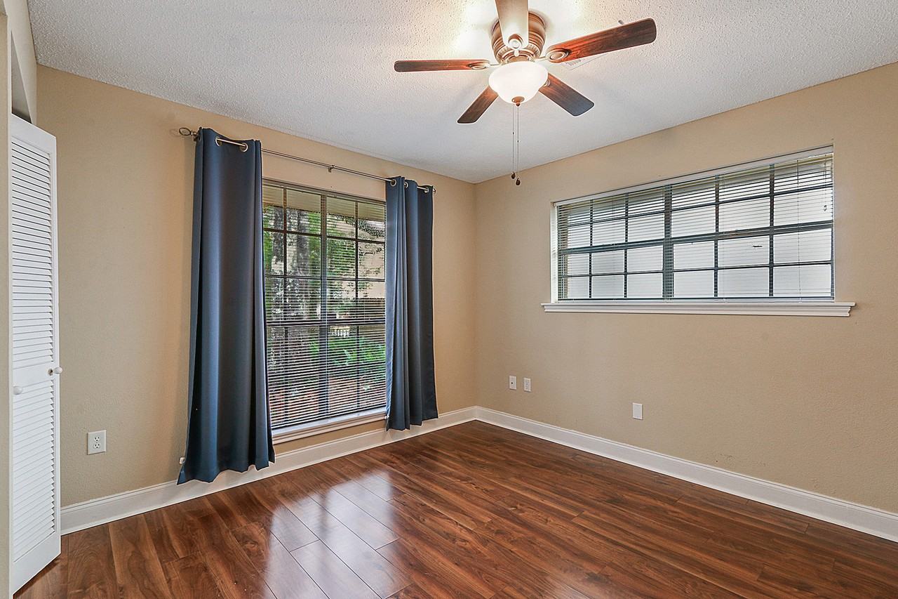 1915 S Jahncke Ave - Photo 6 of 11