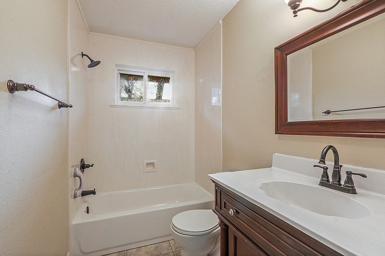 1915 S Jahncke Ave - Photo 7 of 11