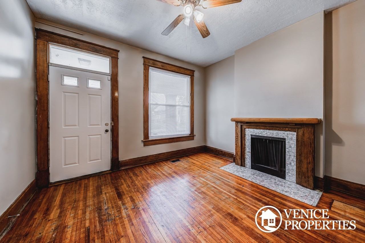 2166 Summit St - Photo 2 of 25