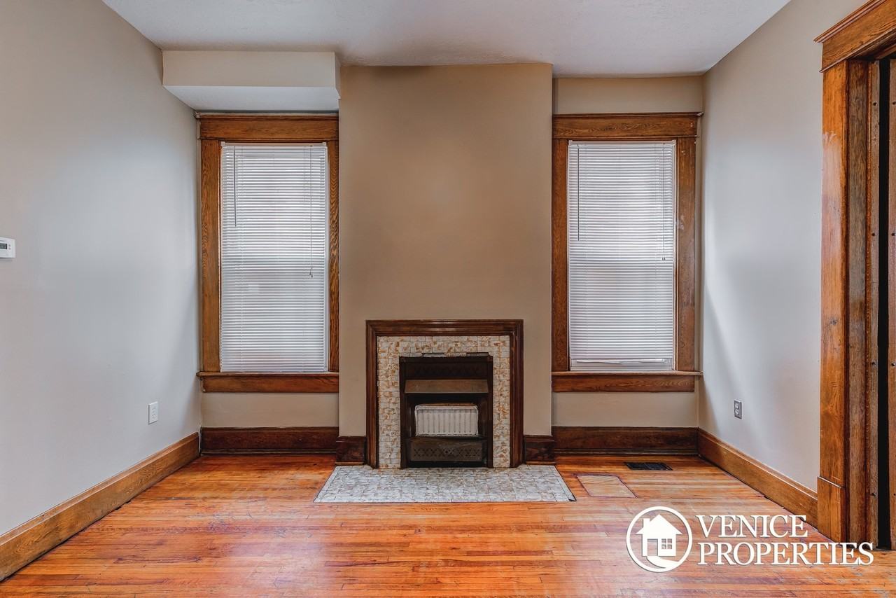 2166 Summit St - Photo 5 of 25