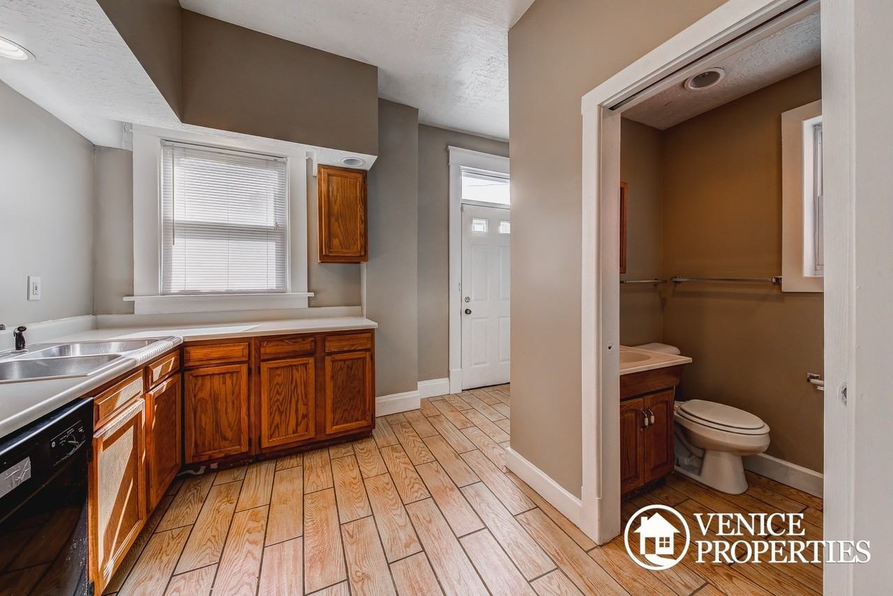 2166 Summit St - Photo 6 of 25