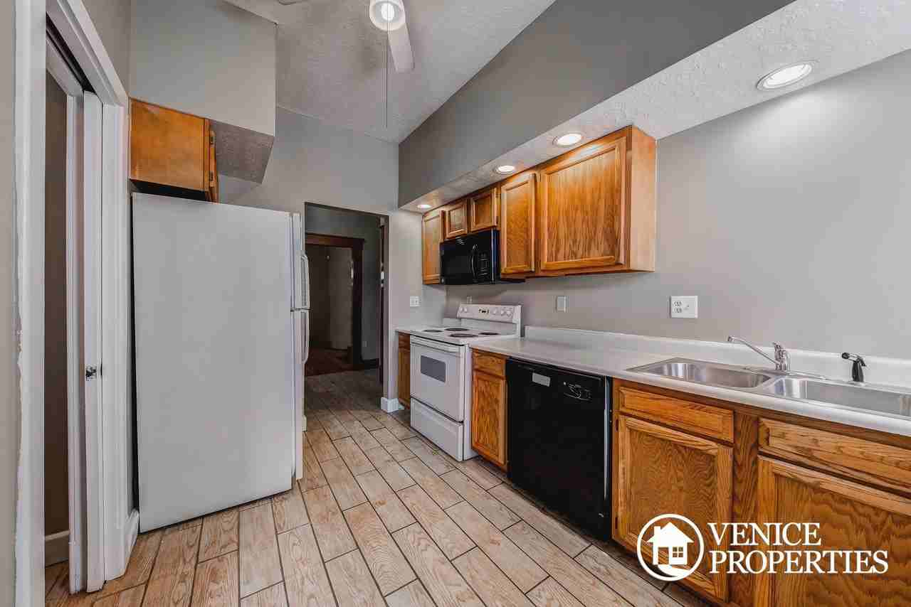 2166 Summit St - Photo 7 of 25