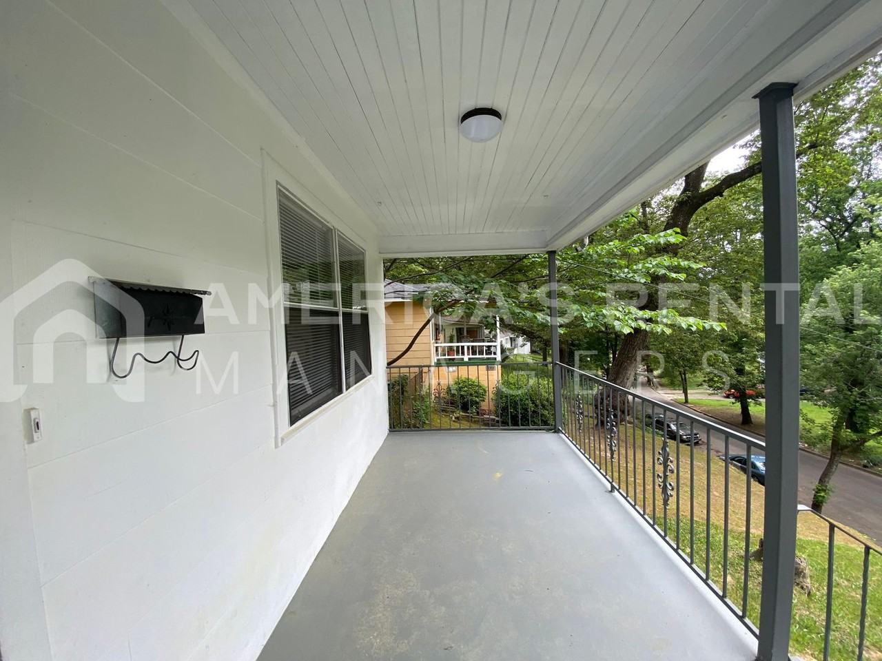 828 Vanderbilt St - Photo 2 of 19