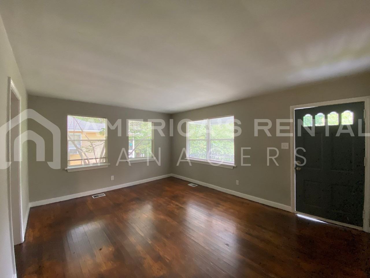 828 Vanderbilt St - Photo 3 of 19