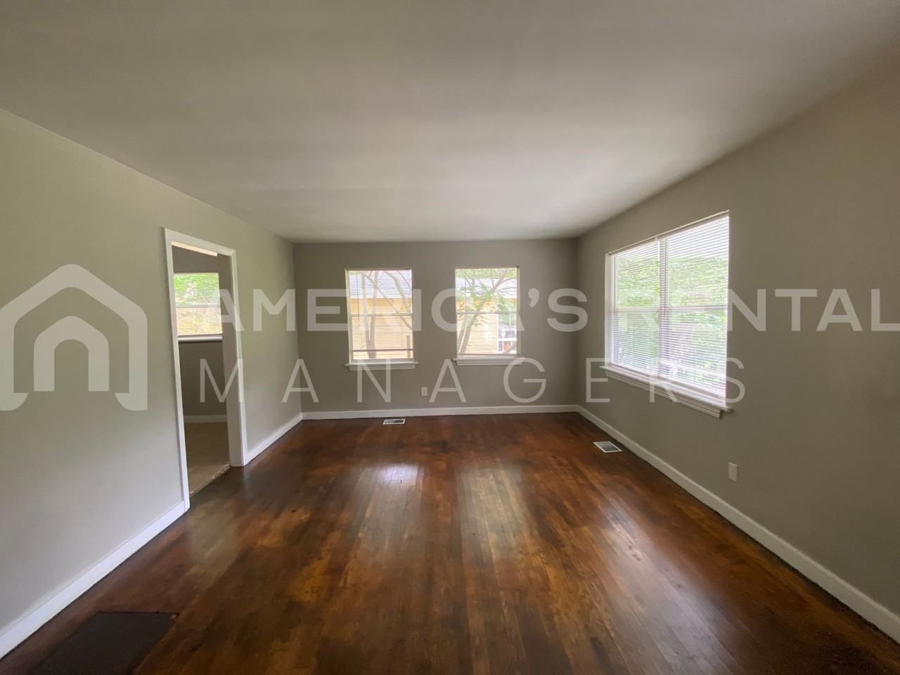 828 Vanderbilt St - Photo 4 of 19