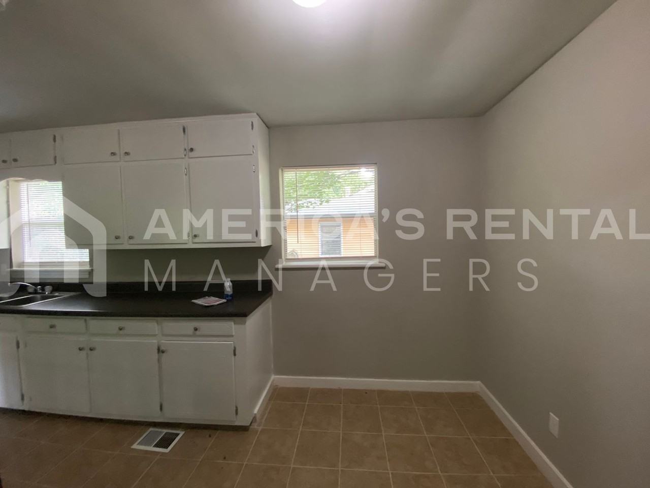 828 Vanderbilt St - Photo 6 of 19