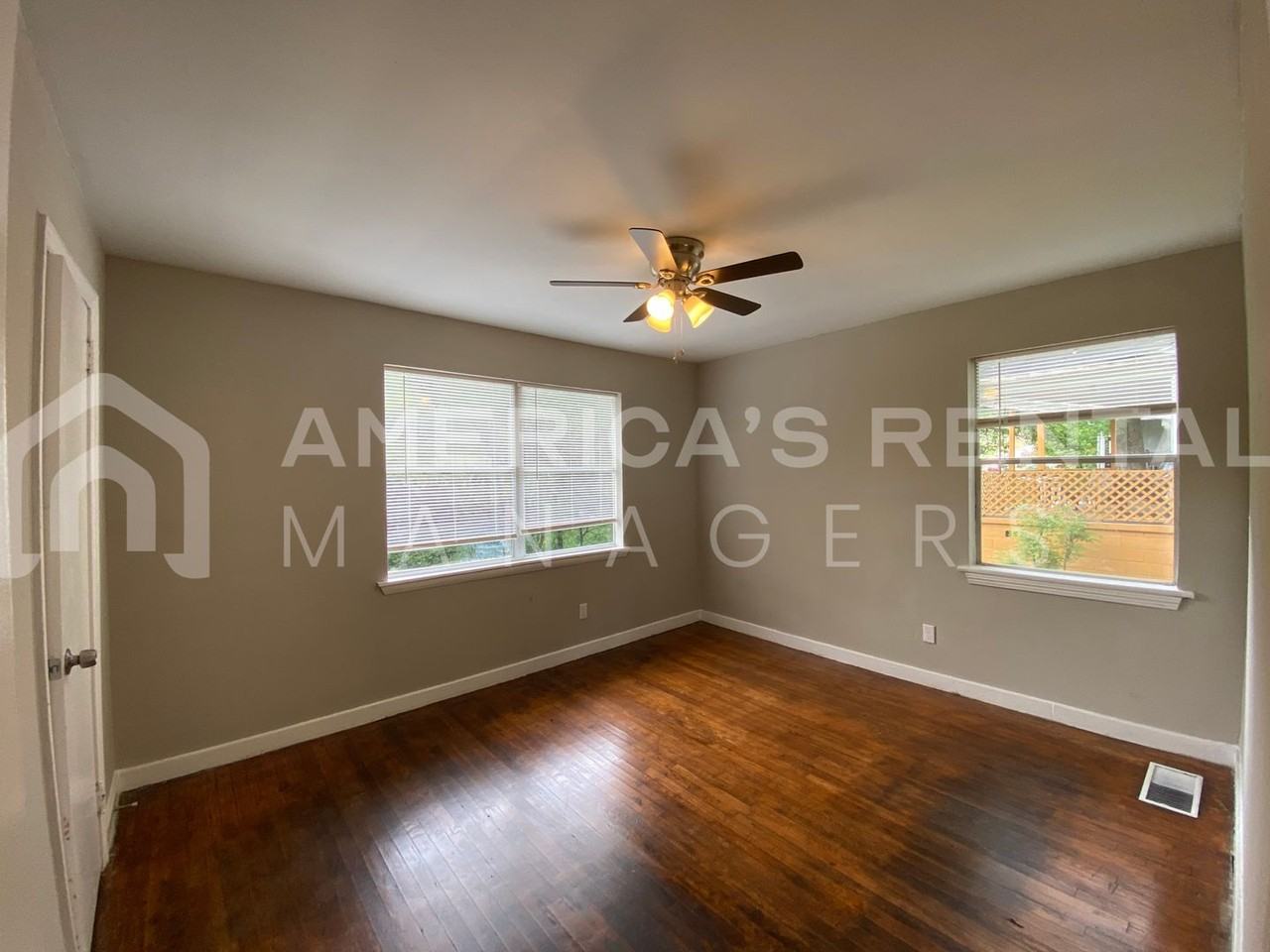 828 Vanderbilt St - Photo 7 of 19