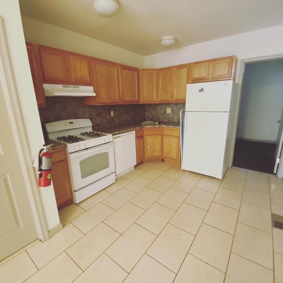 1629 Fontain St - Photo 2 of 5