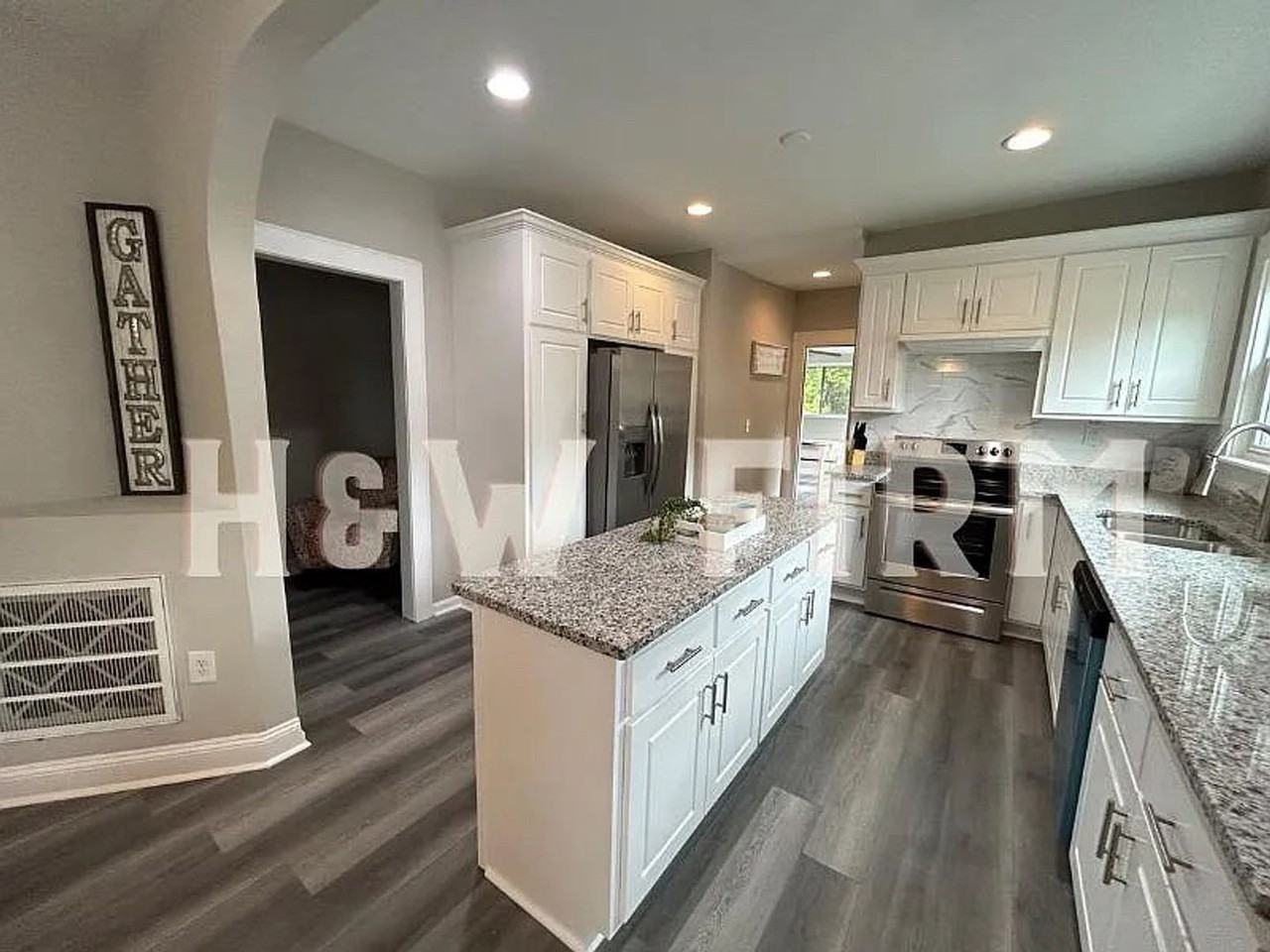 404 Formosa Ave - Photo 5 of 19