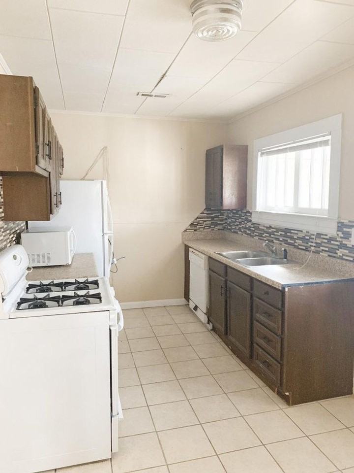 315 Brooks St - Photo 6 of 14