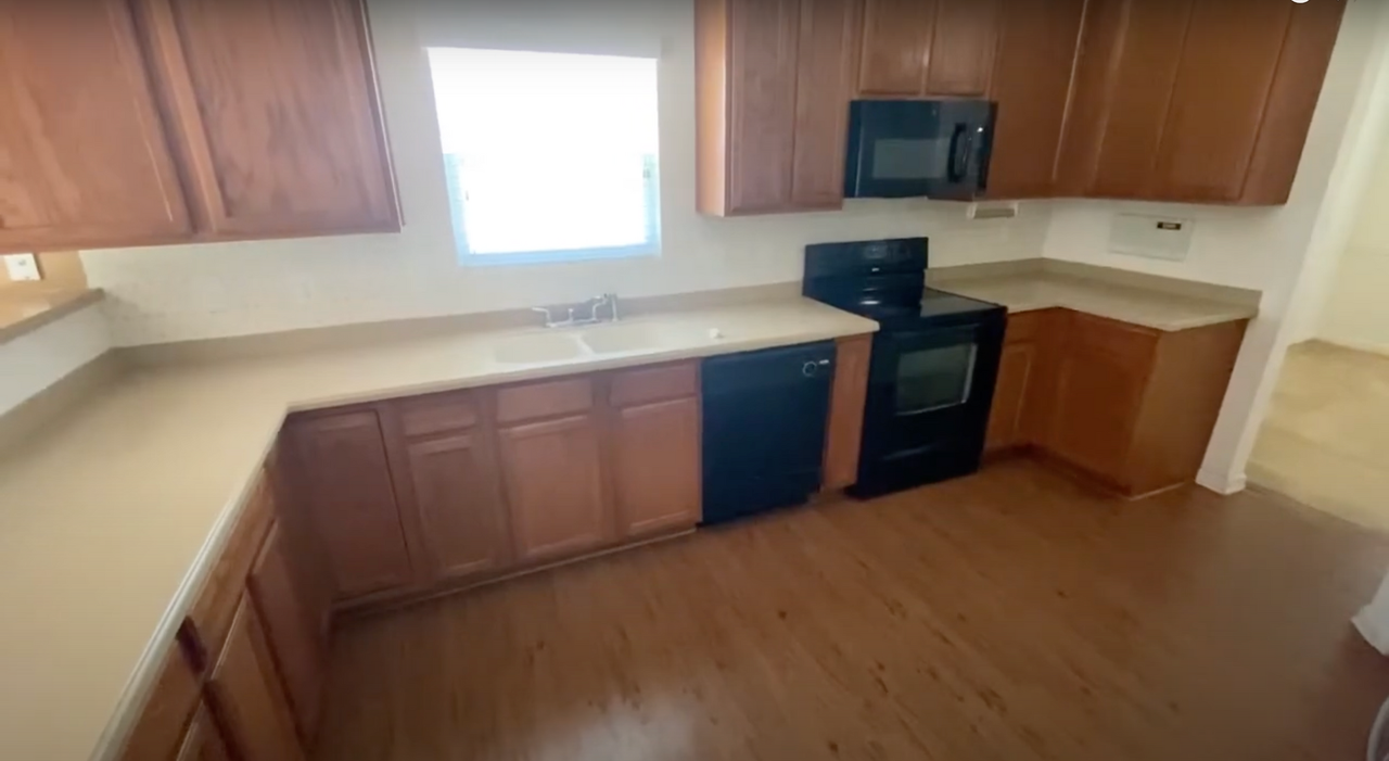 3301 Genlee Dr - Photo 4 of 27