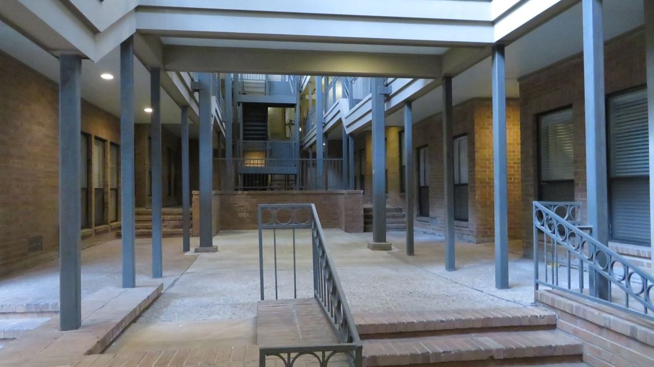 1910 Robbins Pl #202