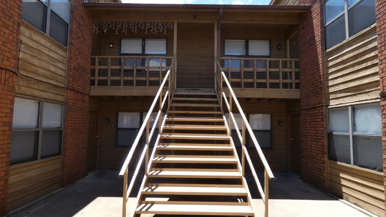 4008 Nw Ozmun Ave #B - Photo 3 of 14