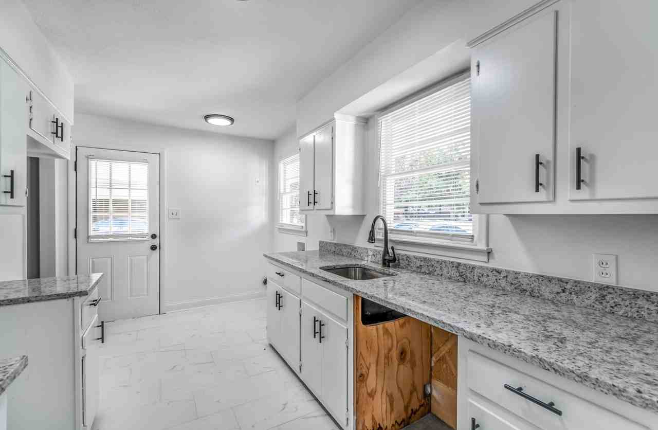 4903 Quince Rd - Photo 7 of 31