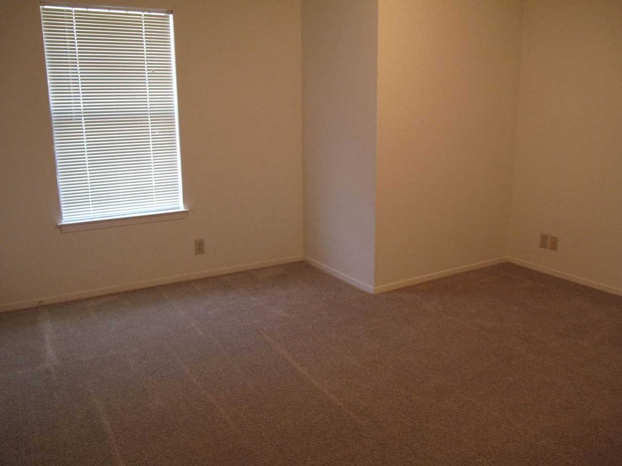 929 W Hickory St - Photo 4 of 7