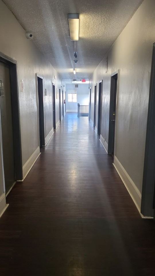 1017 S Centre St - Photo 2 of 7