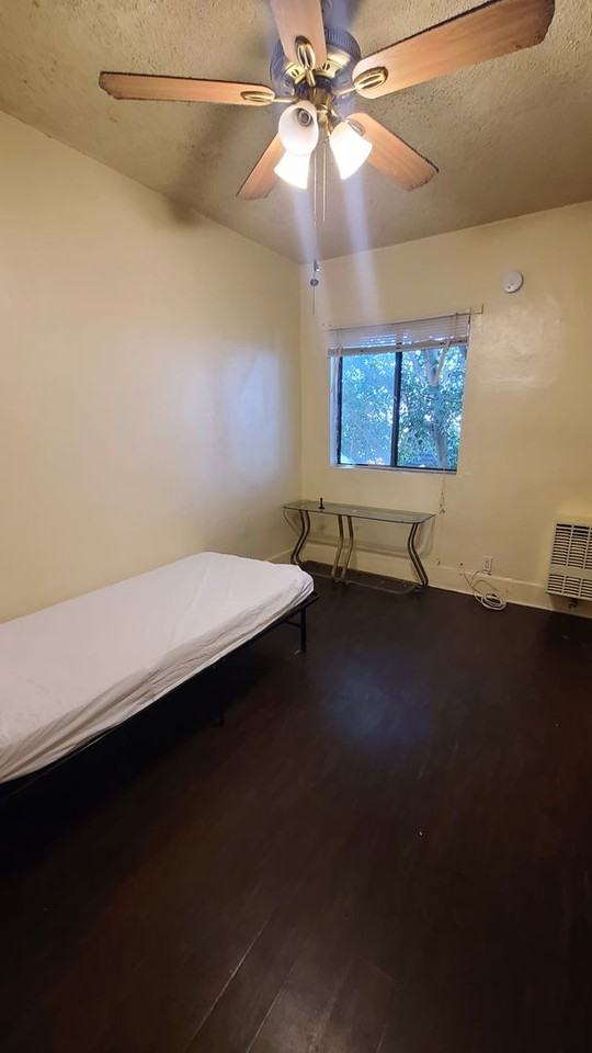 1017 S Centre St - Photo 3 of 7