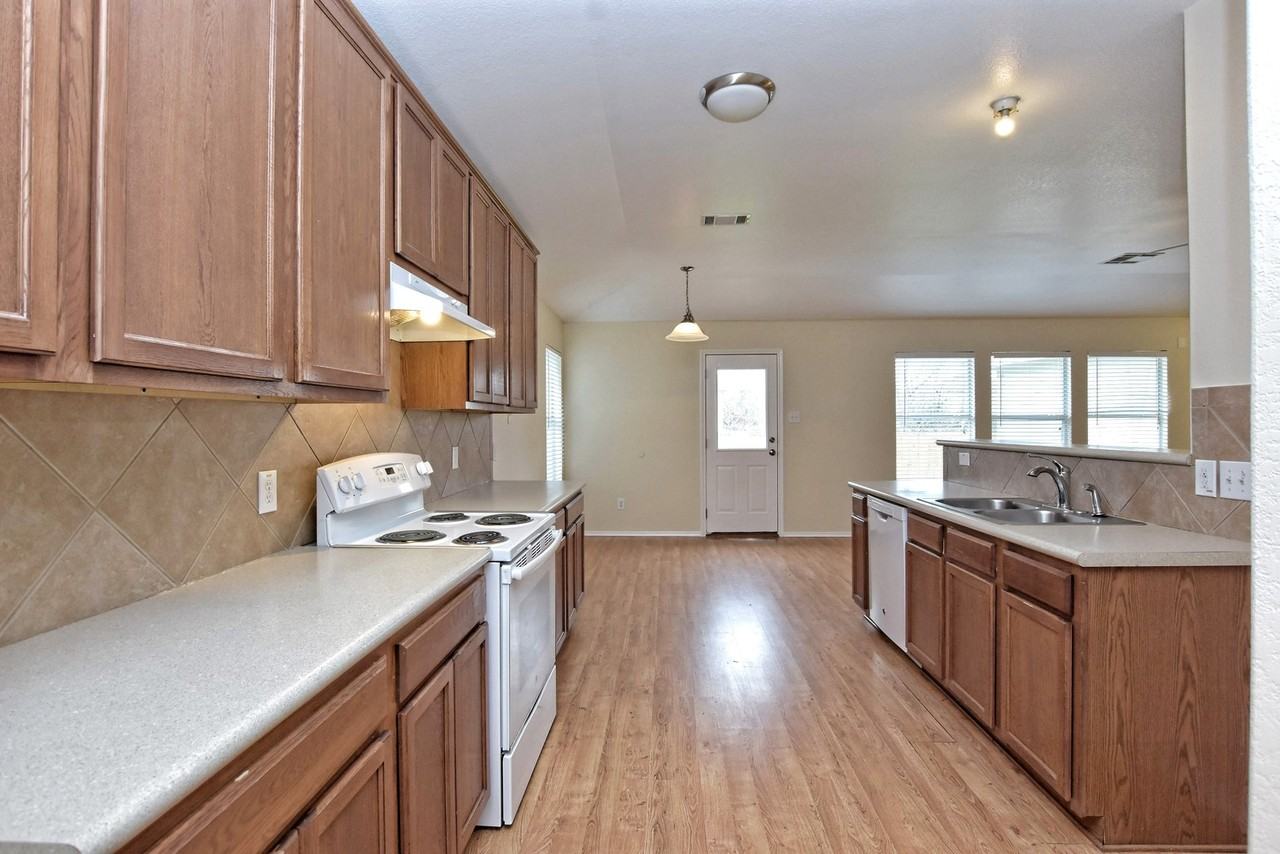 401 Bandara Woods Blvd - Photo 3 of 20