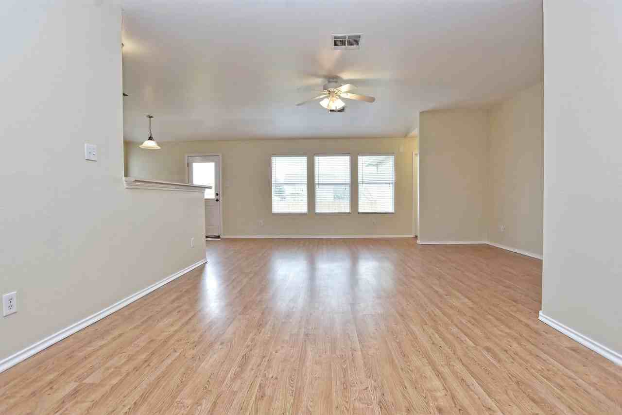 401 Bandara Woods Blvd - Photo 4 of 20