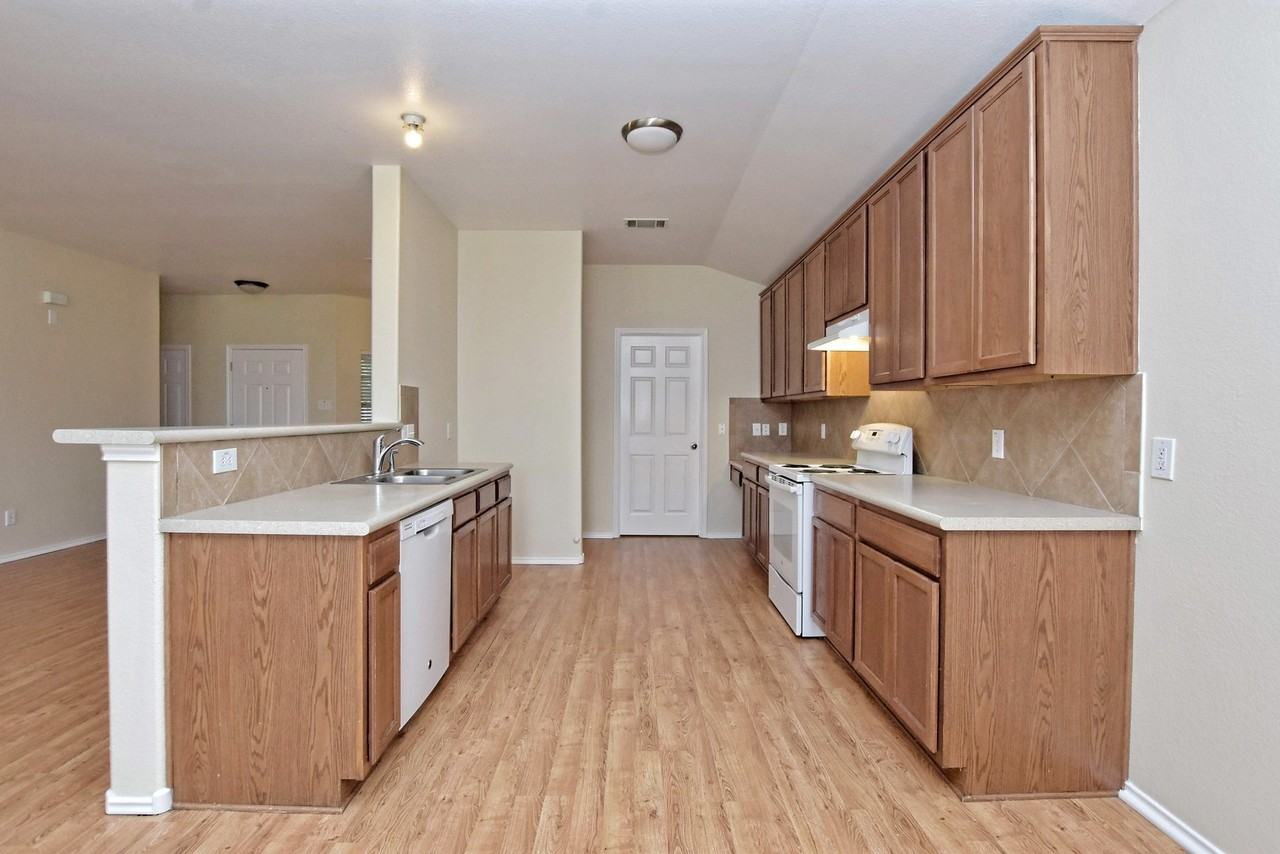 401 Bandara Woods Blvd - Photo 5 of 20