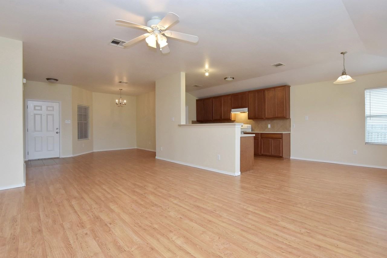 401 Bandara Woods Blvd - Photo 6 of 20