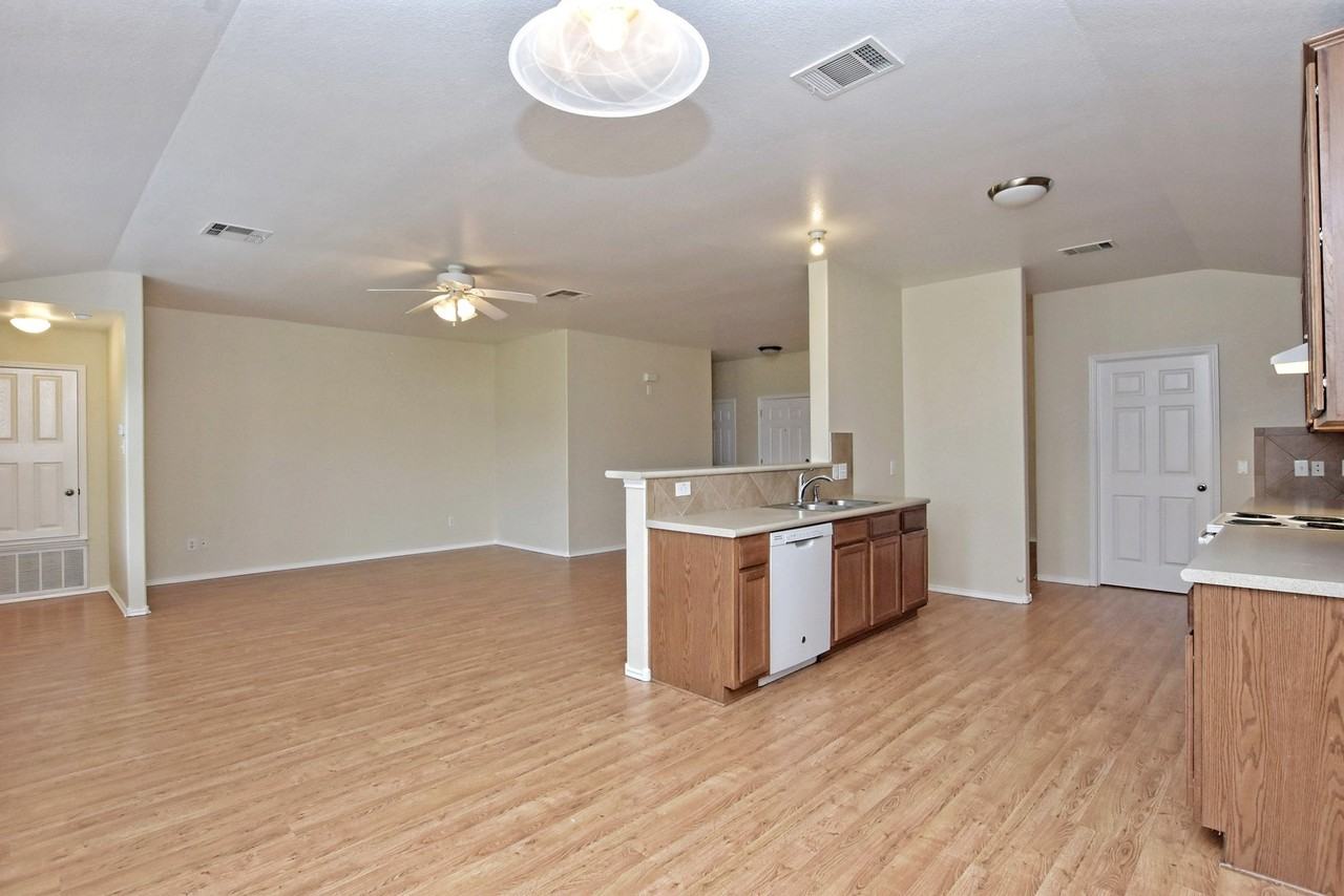 401 Bandara Woods Blvd - Photo 7 of 20