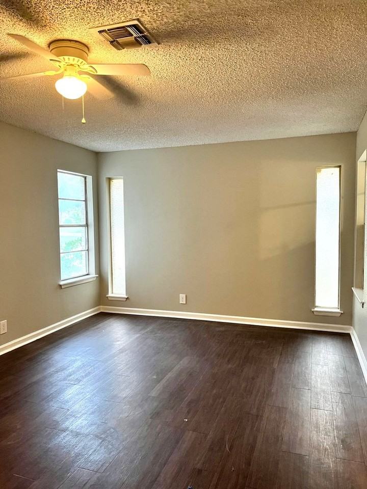 10711 Edgefield Dr - Photo 3 of 15