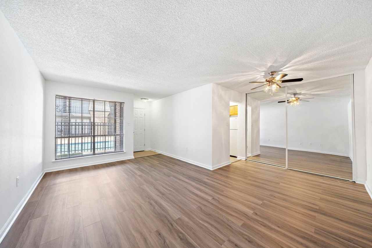 711 Holiday Dr - Photo 2 of 10