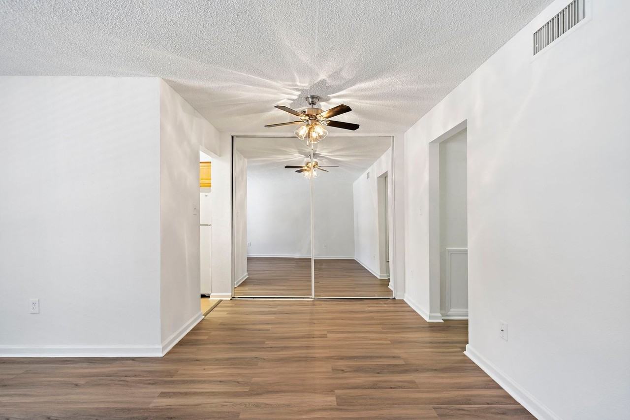 711 Holiday Dr - Photo 3 of 10
