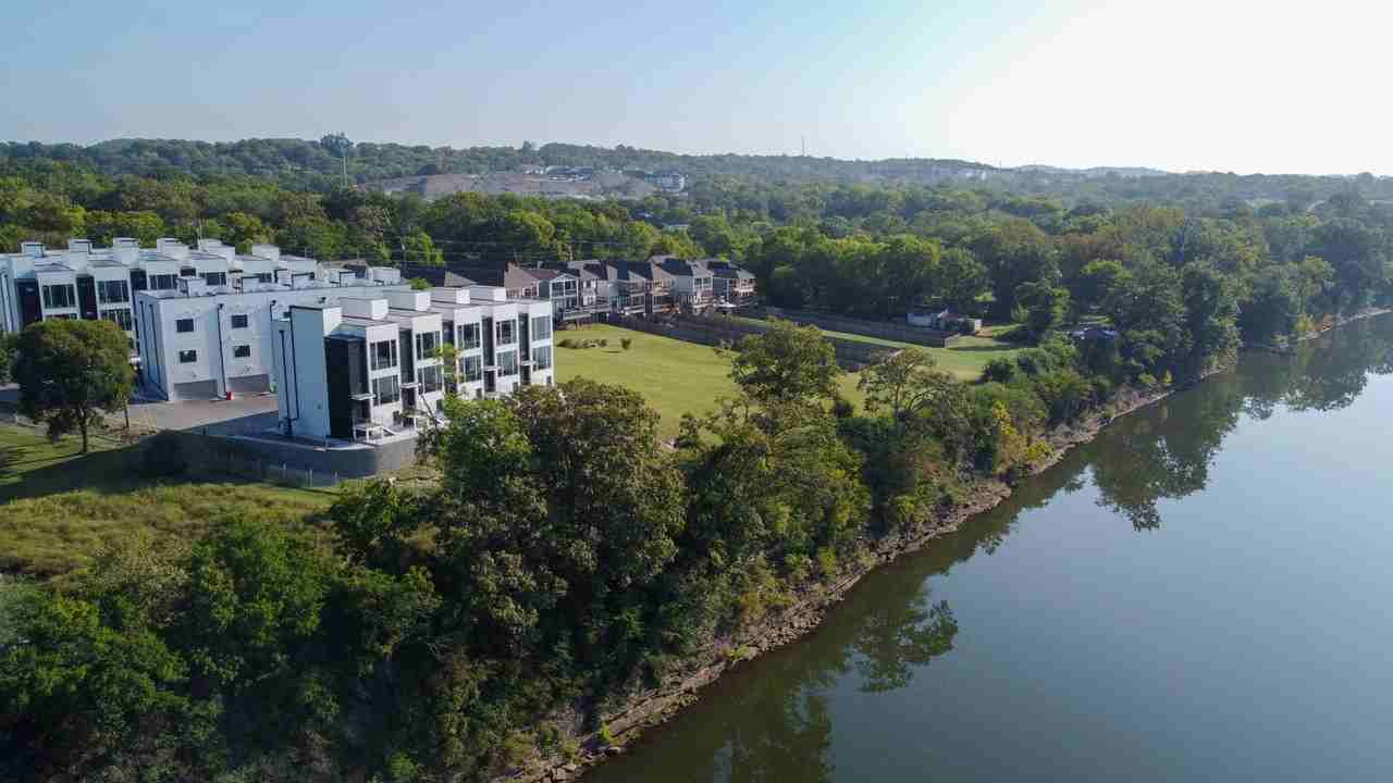 910 Youngs Ln - Photo 2 of 36