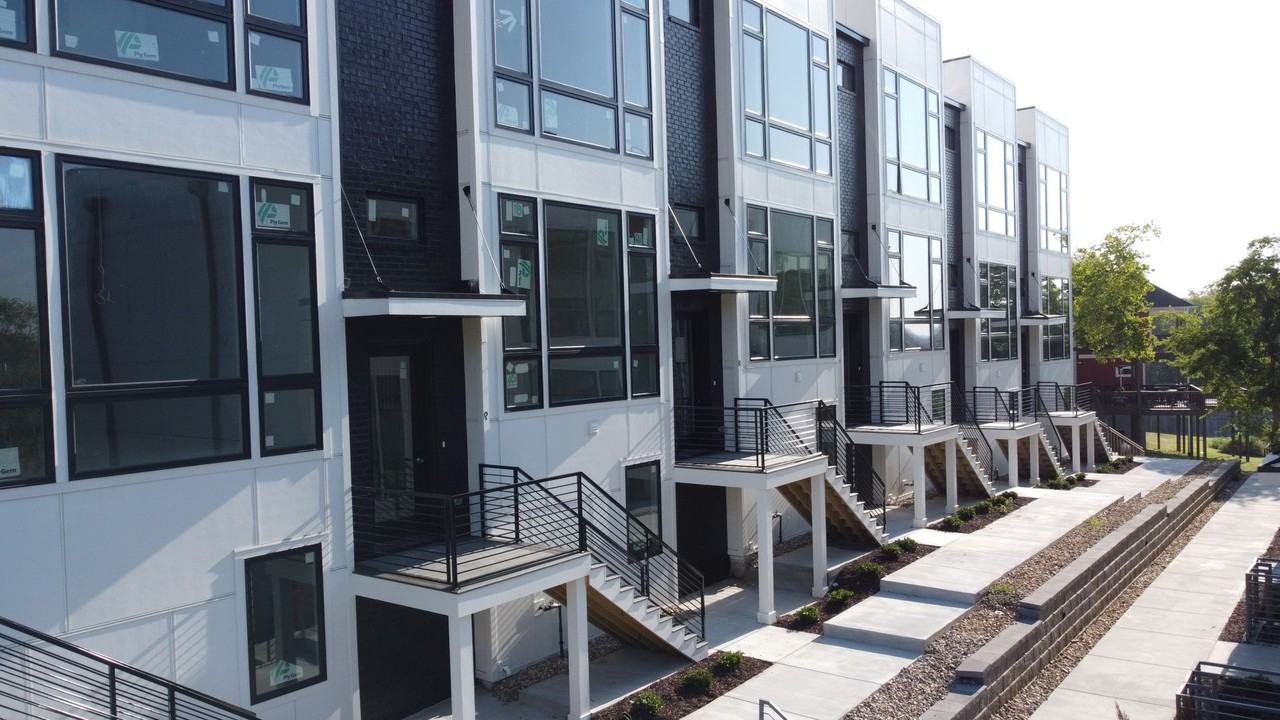 910 Youngs Ln - Photo 3 of 36