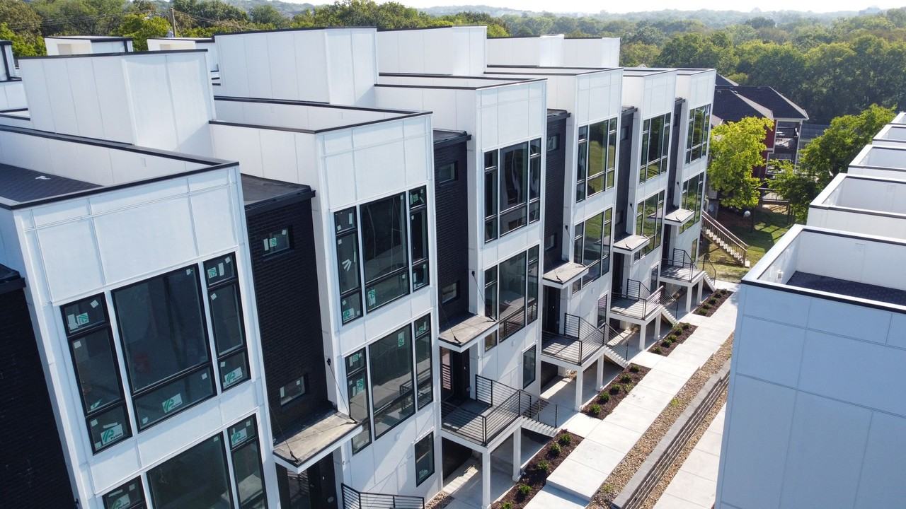 910 Youngs Ln - Photo 4 of 36