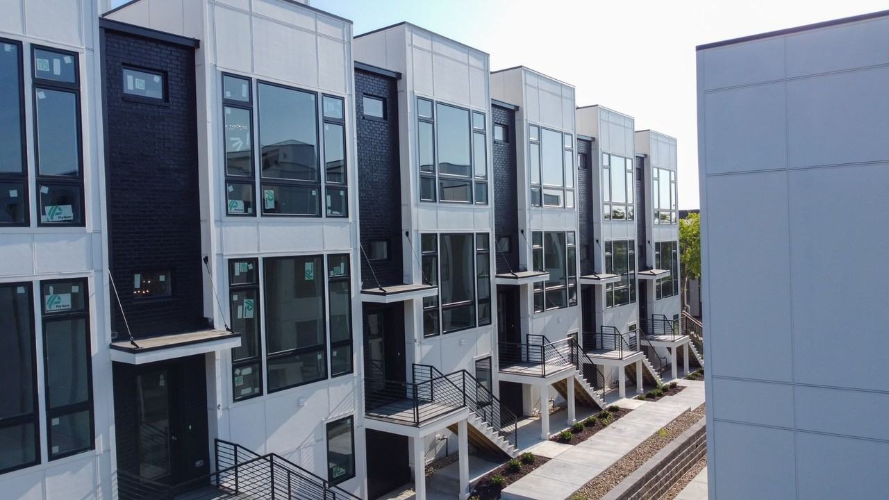 910 Youngs Ln - Photo 5 of 36