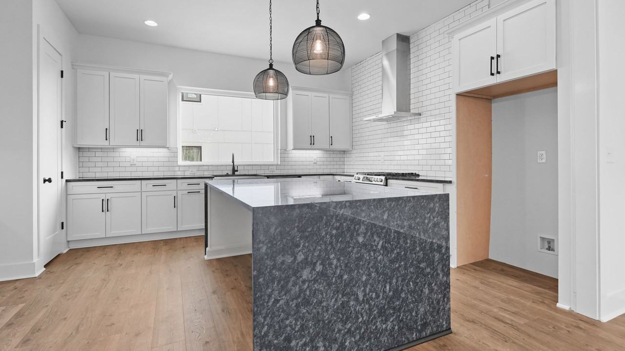 910 Youngs Ln - Photo 7 of 36